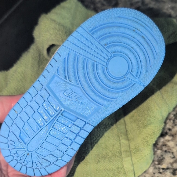 Jordan 1 Retro in University Blue and Black - Picture 15 of 16